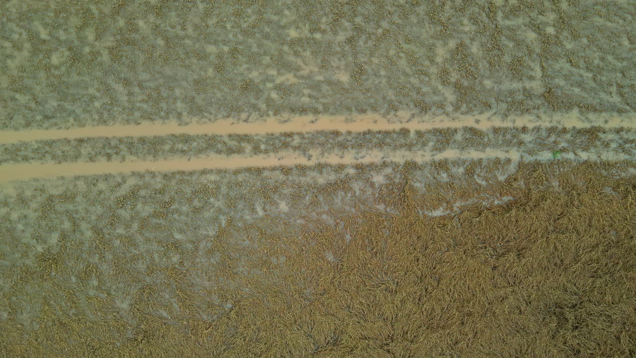 seguir el camino geométrico aéreo pan desierto, tierra patrón de playa textura de la superficie