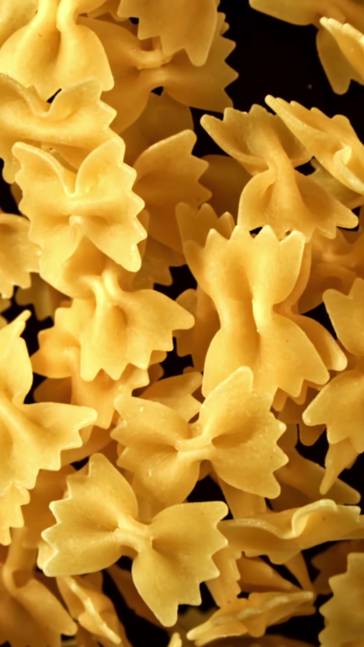 Pasta Farfalle secca che cade al rallentatore