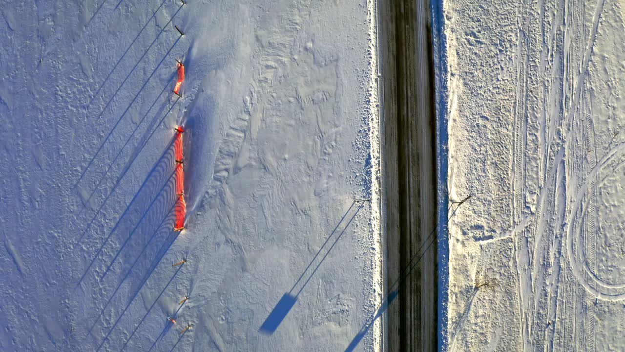 겨울 에 눈 인 어리 들 과 검은 도로, 공중 에서 볼 수 있는 모습