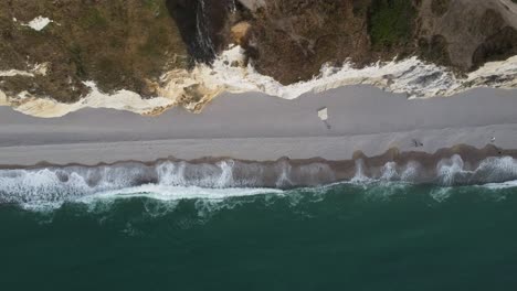 Die-Berühmten-Klippen-Von-Etretat-In-Der-Normandie-In-Frankreich,-Gefilmt-Mit-Der-Drohne-Von-Oben,-Direkt-Am-Strand-Mit-Wellen