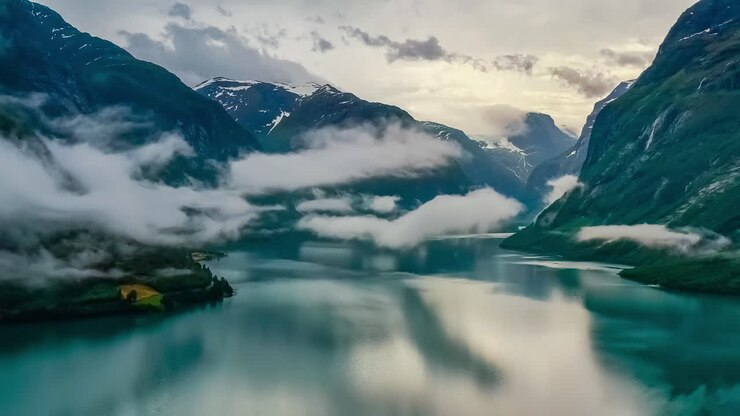 Magnifica natura, paesaggio naturale della Norvegia, lago Lovatnet che vola sopra le nuvole