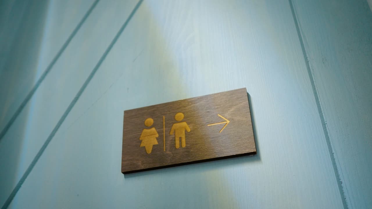 el letrero de los baños de hombres y mujeres en la pared. división de género