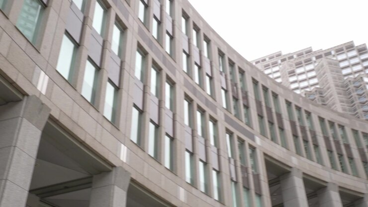 Vue en contre-plongée de la salle d'assemblée incurvée du bâtiment du gouvernement métropolitain de Tokyo à Shinjuku, Tokyo, Japon. Plan panoramique à main levée