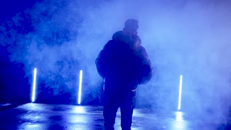 Hombre-En-La-Calle-Con-Niebla-En-La-Noche