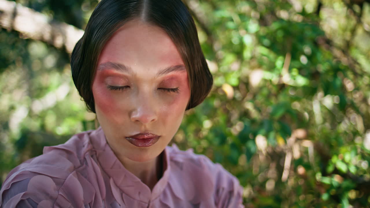 미스틱한 여성이 야생 자연에서 앉아있는 카메라를 찾고 있습니다. 가까운 아름다움. 소녀 닌프