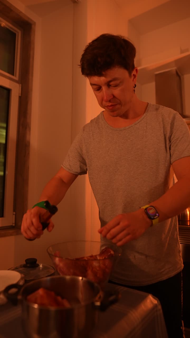 hombre preparando carne en una cocina