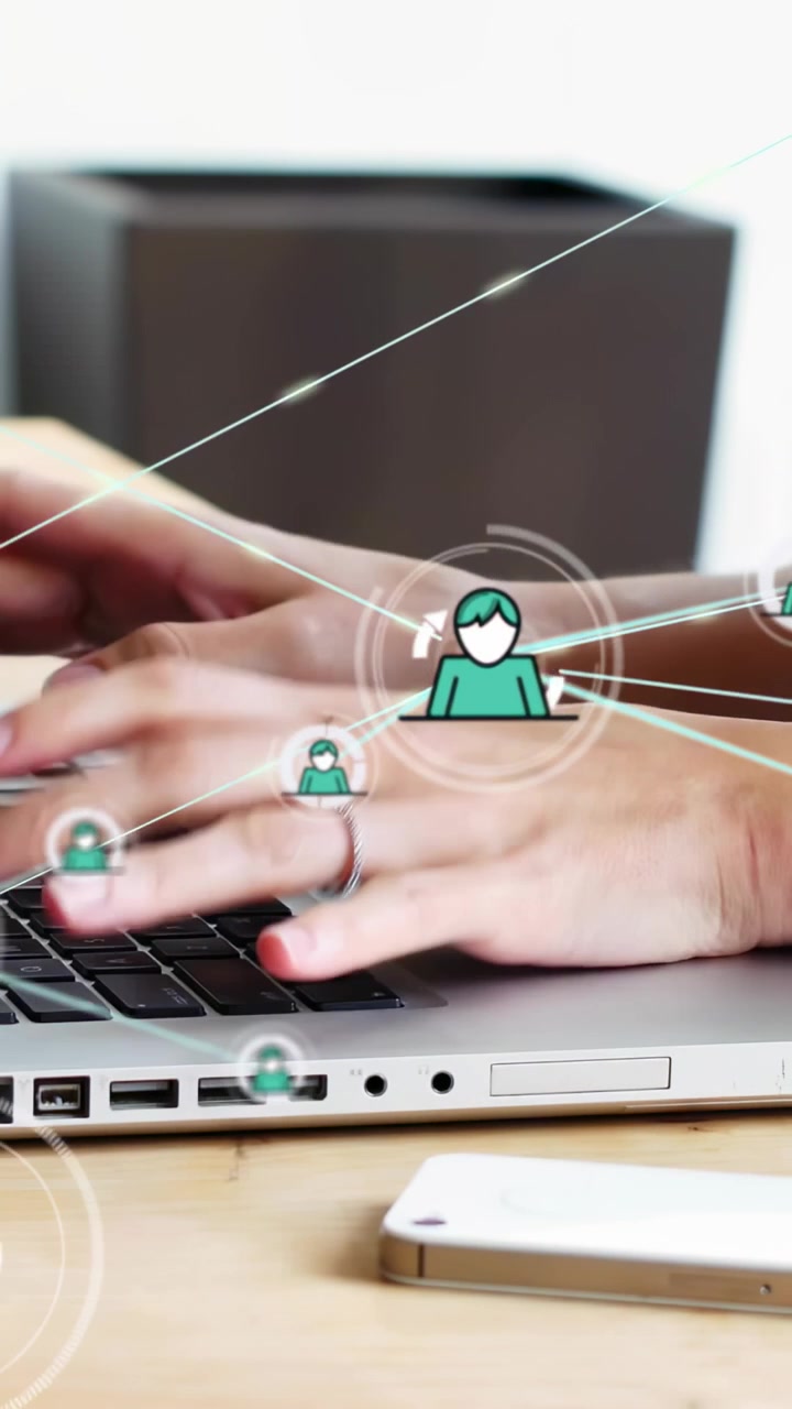 Video verticale: Donna che digita su un laptop, un nodo verde appare sulle nocche e forma una rete tecnologica.