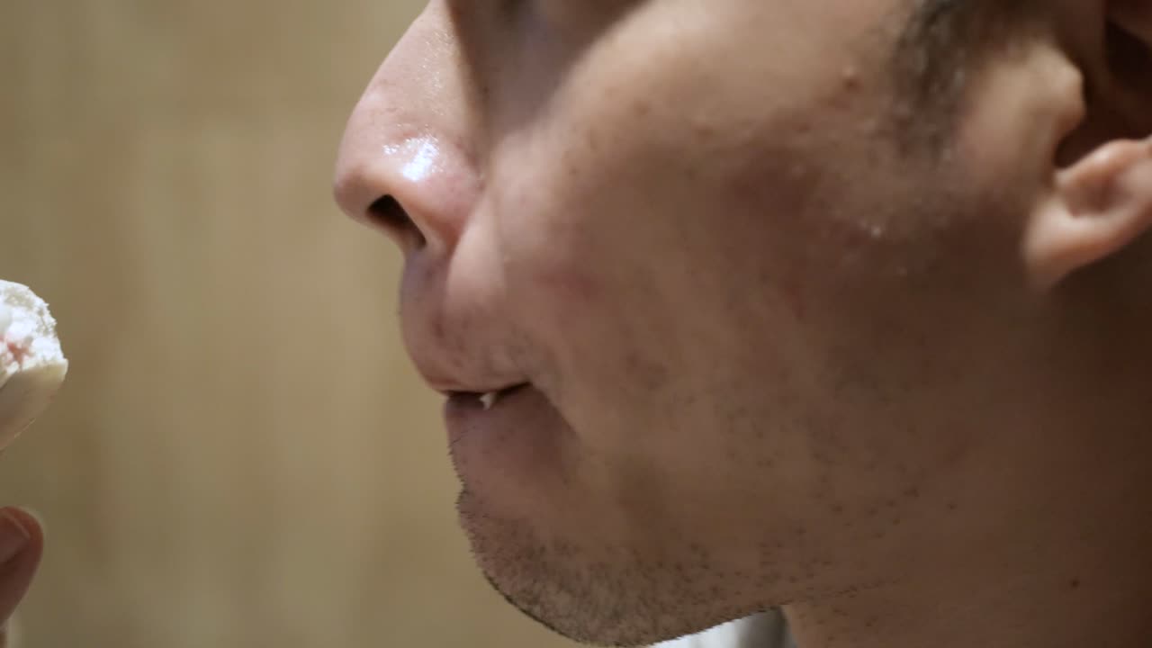 toma un pedazo de postre dulce del juego de té de la tarde