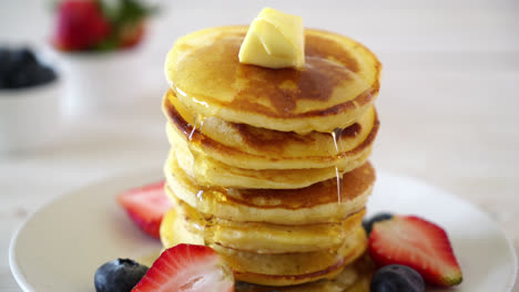 Pfannkuchen-Mit-Butter,-Erdbeeren,-Heidelbeeren-Und-Honig