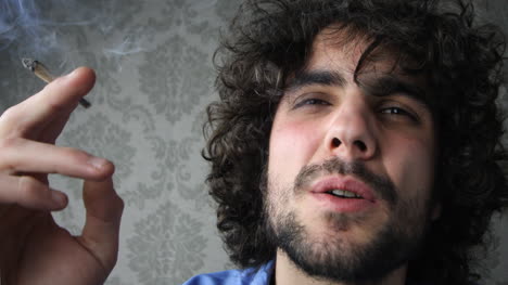 hombre fumando 03