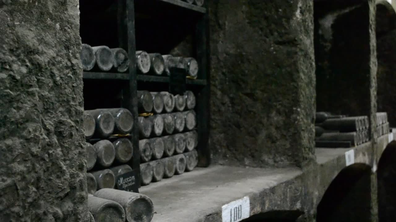 Adega longa com vinho único