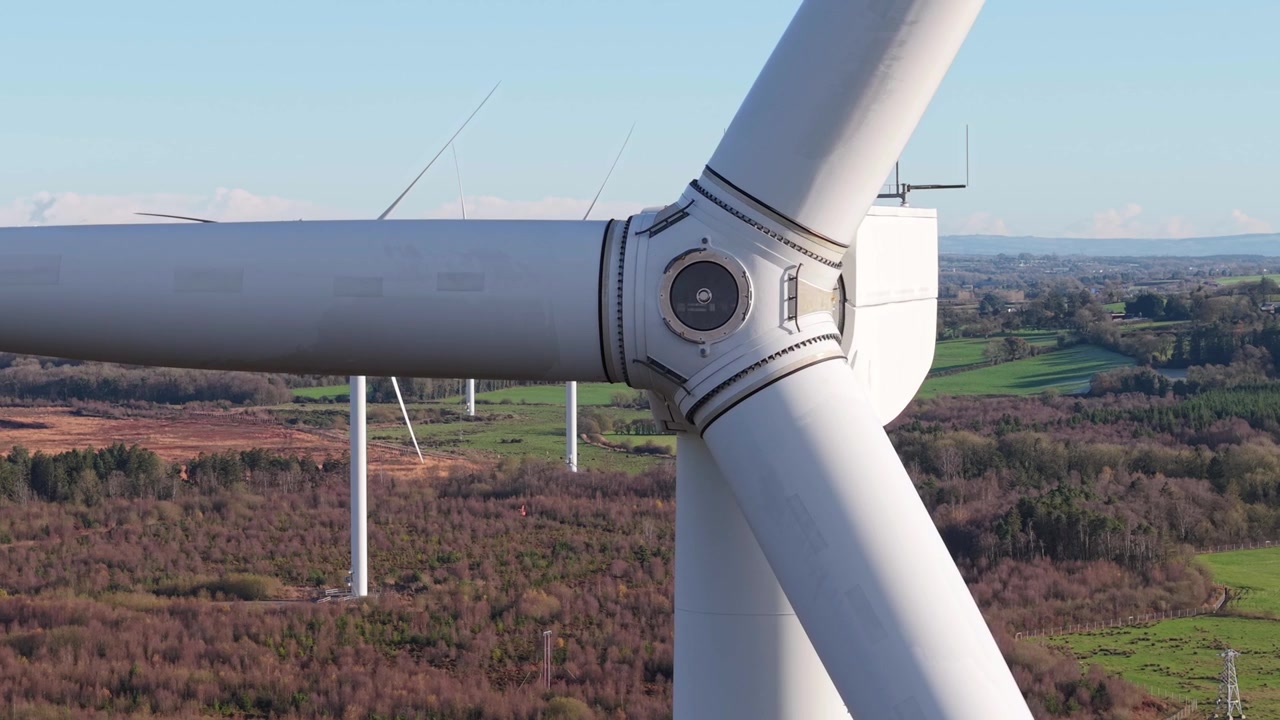 Rotor e pás de turbina eólica - Produzindo energia verde. - Imagem aérea.