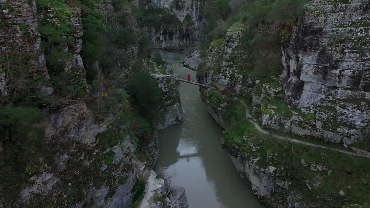 Dronebilde av Osumi-kløften med elv og mann som går på broen, Albania
