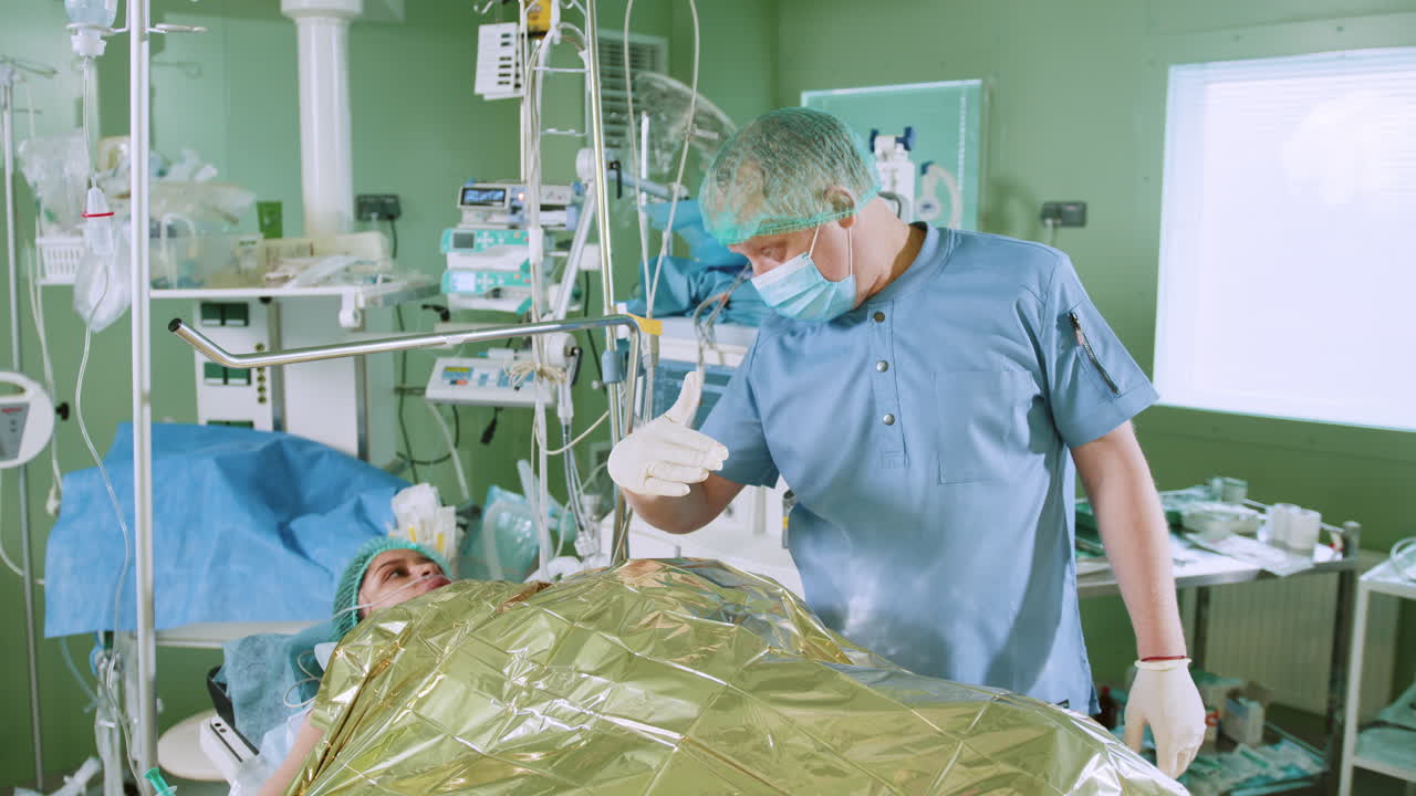 cirujano en la sala de operaciones con el paciente