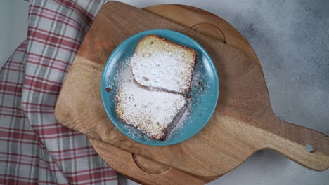 circular rotation of a cake sprinkled with powdered sugar.