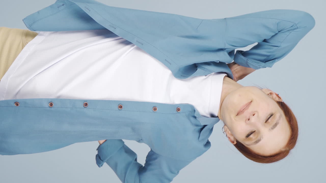 허리 통증이 있는 아픈 여성의 수직 비디오.