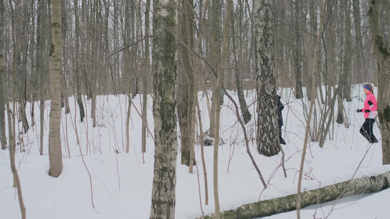 un hombre y una mujer corren en el parque en invierno, practican un estilo de vida saludable y socializan con su salud en el parque.