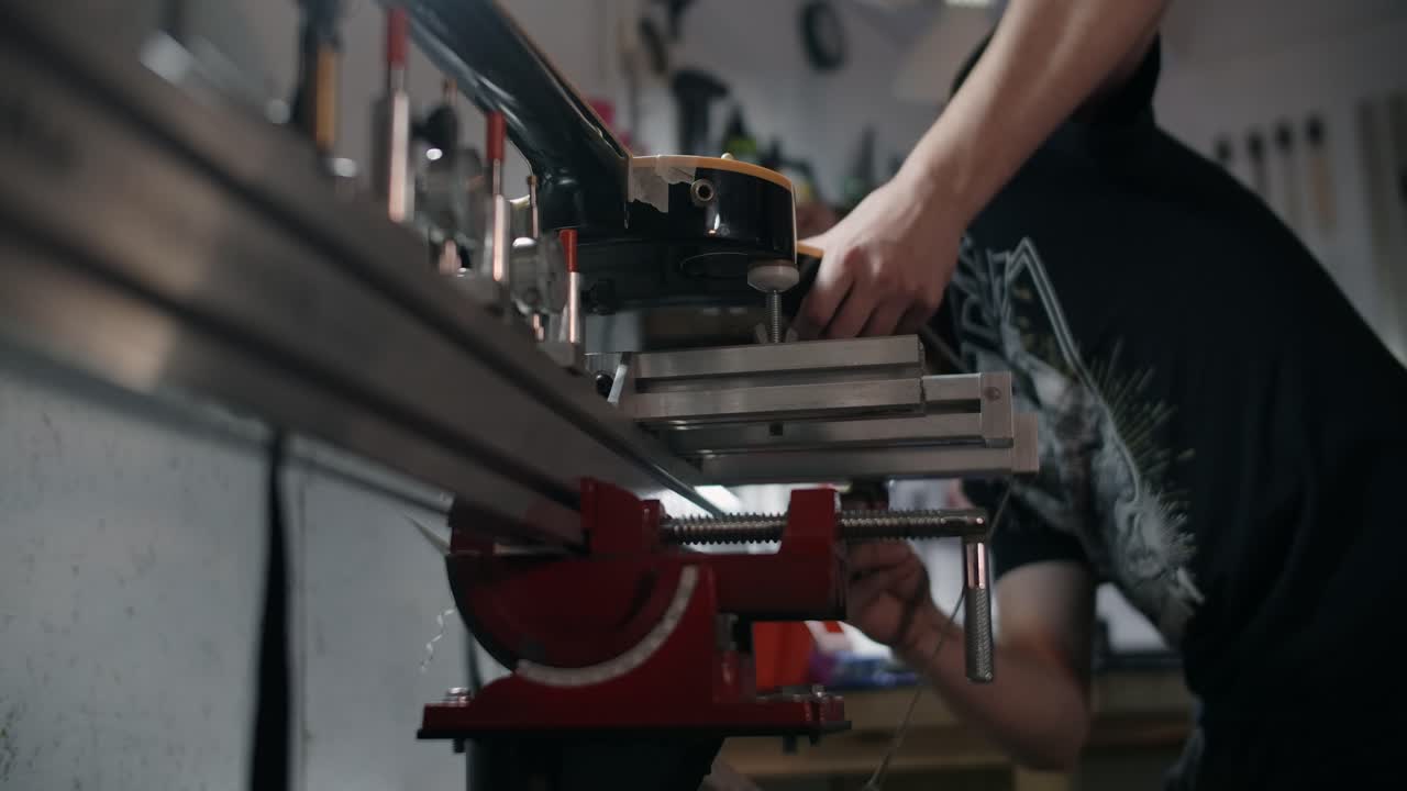 reparación de guitarras en un taller