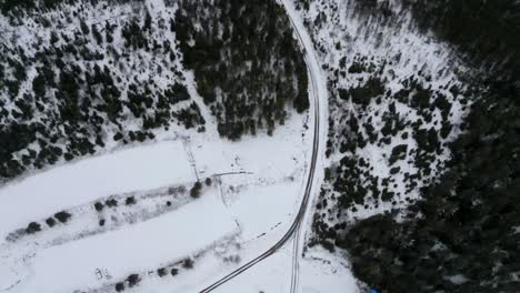 drone disparó girando y filmando en la nieve en el suelo