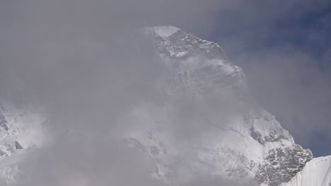 Zeitraffer-Von-Wolken,-Die-An-Einem-Riesigen-Schneebedeckten-Berg-Vorbeiziehen,-Klarer-Blauer-Himmel,-Schöner-Tag