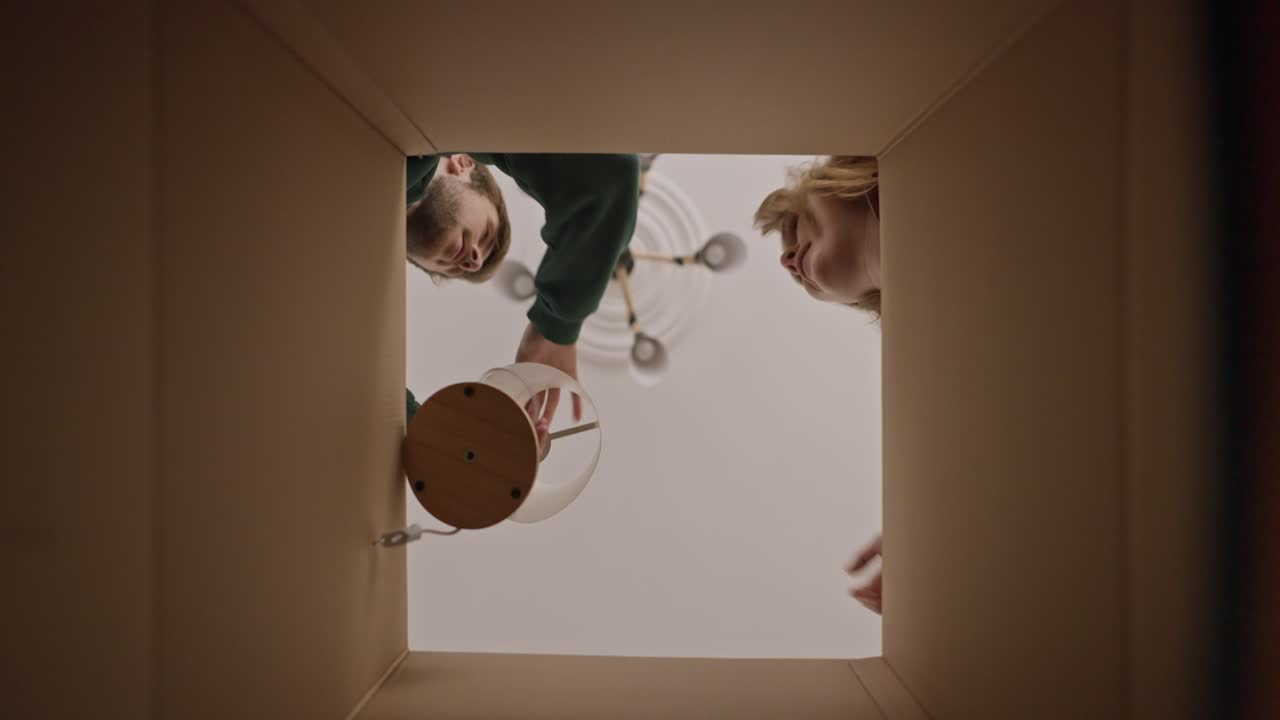 una pareja desempaquetando una caja.