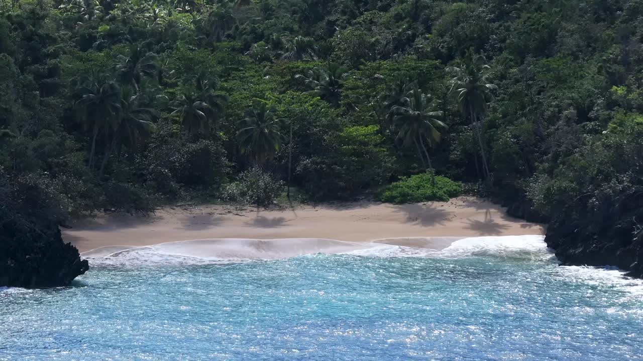 playa onda, samana, república dominicana_ disparo de un avión no tripulado