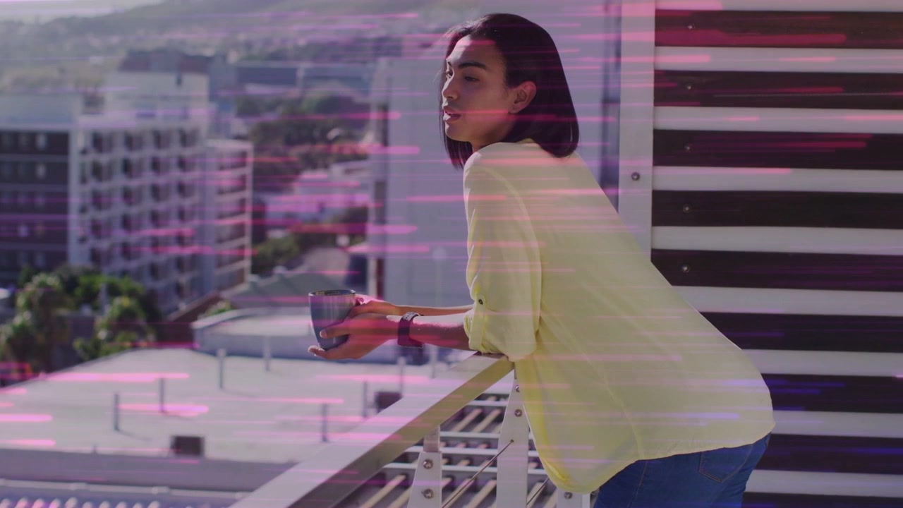 Mujer sosteniendo una taza en un balcón, moviendo su peso y observando la ciudad, estilo de vida, líneas magenta cruzándose