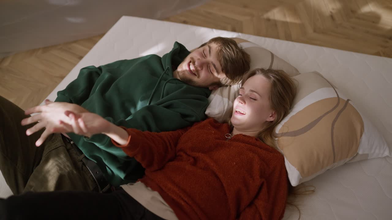 pareja relajándose en la cama