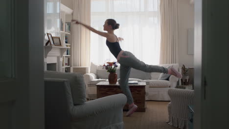Schöne-Teenagerin-Tanzt-Zu-Hause-Und-übt-Balletttanzbewegungen-Und-Hat-Spaß-Beim-Proben-Im-Wohnzimmer