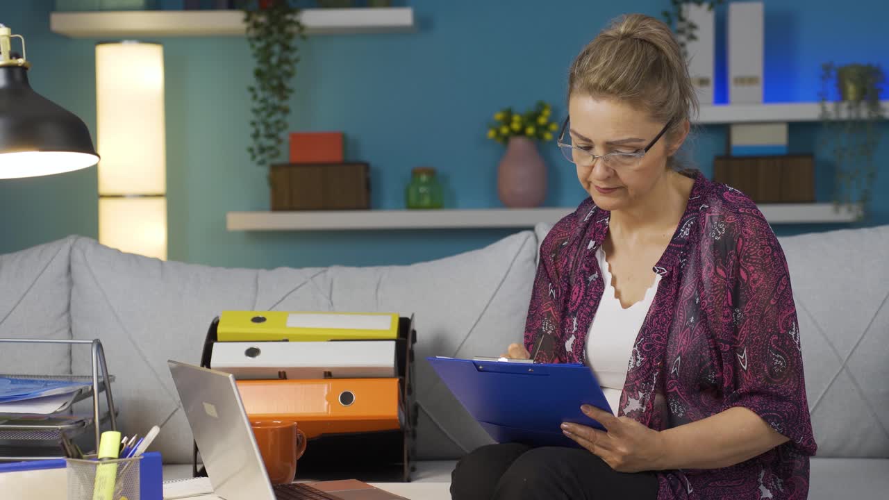 trabajadora de oficina en casa, mujer haciendo investigación.