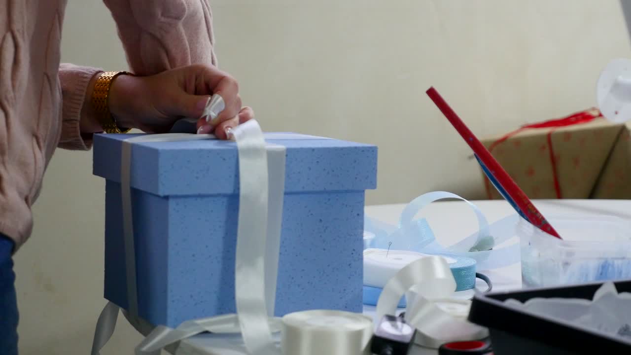 크리스마스 선물 포장 - 4k에서 타임 스 및 스 모션