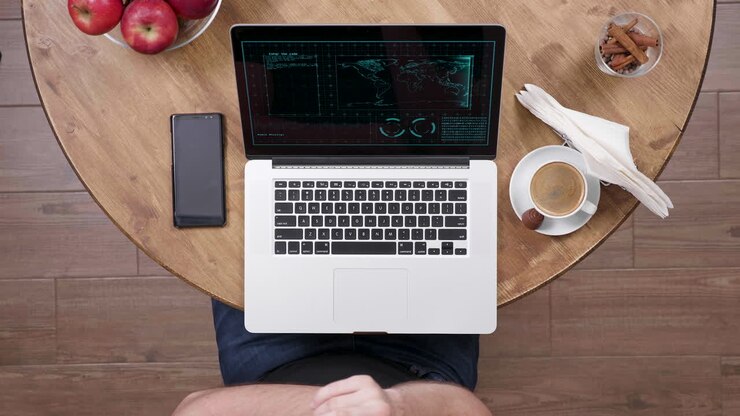 Laptop e caffè su un tavolo di legno