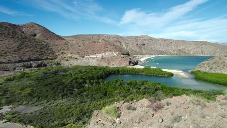 Una-Vista-Panorámica-De-Playa-Santispac-En-Bahía-Concepción,-Baja-California-Sur,-México---Toma-Aérea-De-Drones