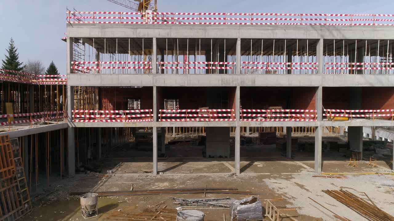vista aérea de la construcción de una nueva escuela