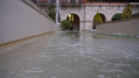 Hielo-En-Una-Fuente-En-Invierno