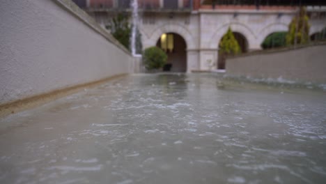 hielo en una fuente en invierno