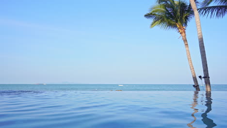 Vista-Directa-Del-Horizonte-Del-Océano-Desde-El-Borde-De-La-Piscina-Infinita-Del-Resort