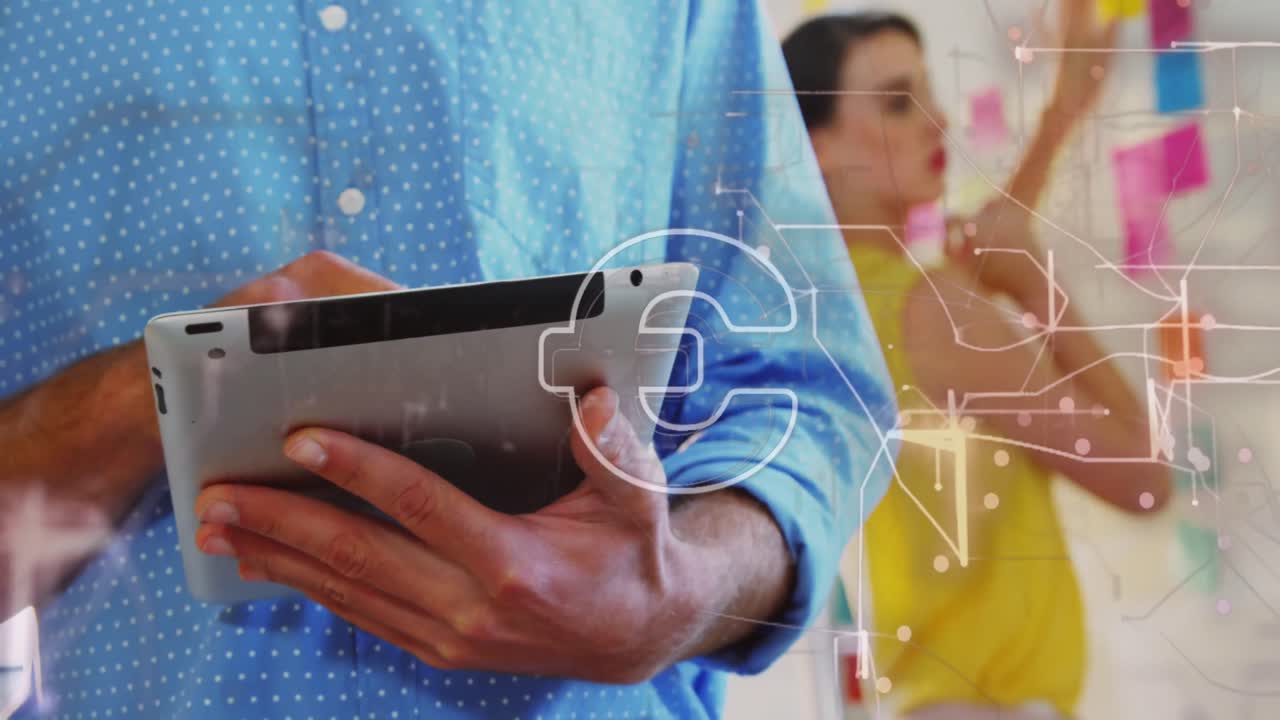 animación del símbolo del euro y rastros de luz sobre la sección media de un hombre que utiliza una tableta digital en la oficina