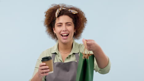 mujer, camarera y café con bolsa de papel