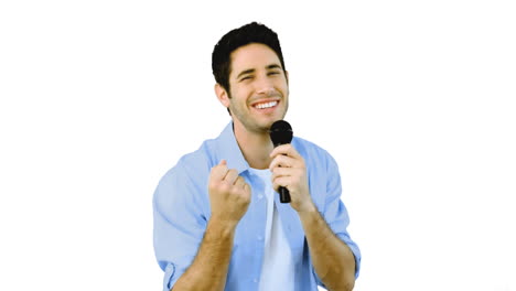 hombre cantando en el micrófono con emoción en fondo blanco