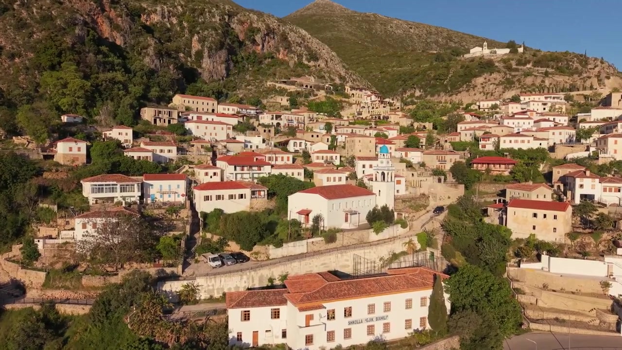 Úžasné video z dronu vesnice Dhërmi v jižní Albánii.