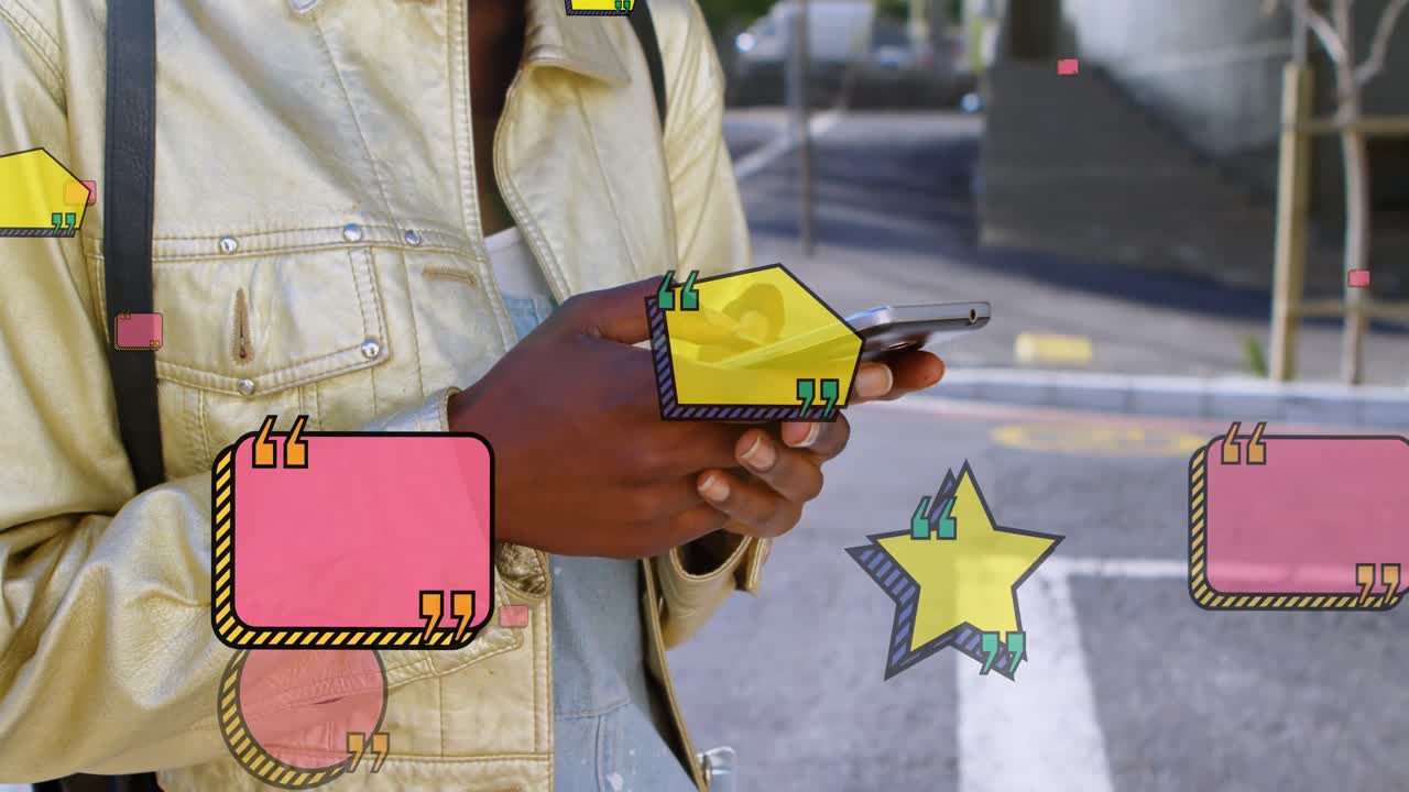 animación de iconos de citas sobre la sección media de una mujer biracial que usa un teléfono inteligente en la ciudad