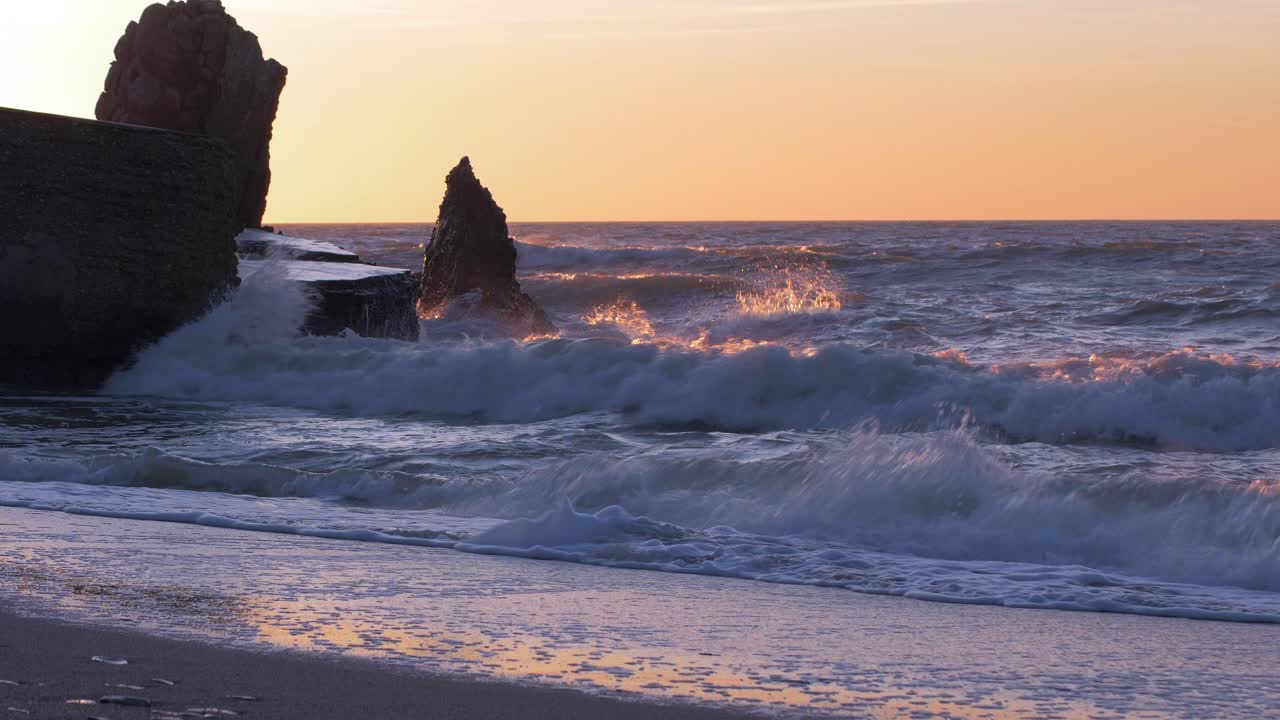 황금시간대에 리파자에 있는 카로스타 북부 요새의 버려진 해변 요새 건물 폐허에 부서지는 파도와 함께 아름답고 활기찬 전망, 중간 샷