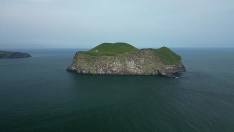 idyllic safe haven lodge on a secluded island in the middle of the ocean