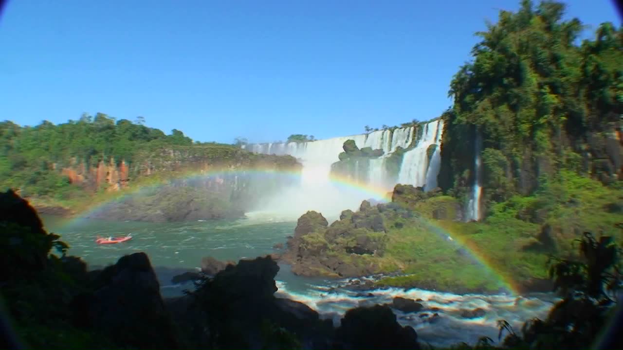 argentina cataratas del iguazú gran angular con arco iris y barco