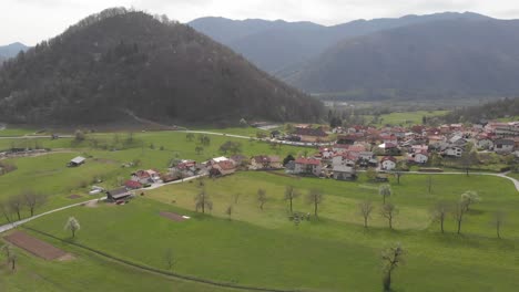 vista aérea de una aldea rural en eslovenia a principios de la primavera, avión no tripulado volando