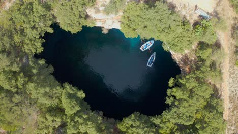 Hermosas-Vistas-Aéreas-De-Barcos-Turísticos-En-La-Famosa-Cueva-De-Melissani,-Isla-De-Kefalonia