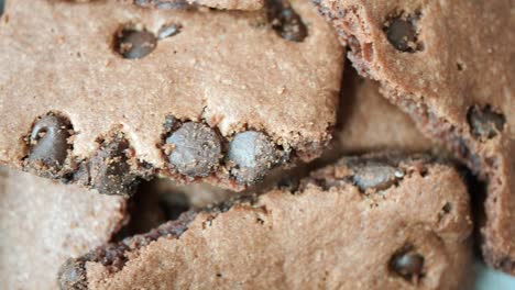 primer plano de las papas fritas de chocolate en la mesa,