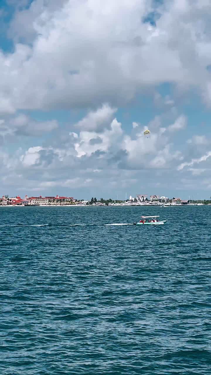 파라세일링이 있는 해안 휴양지 파라다이스