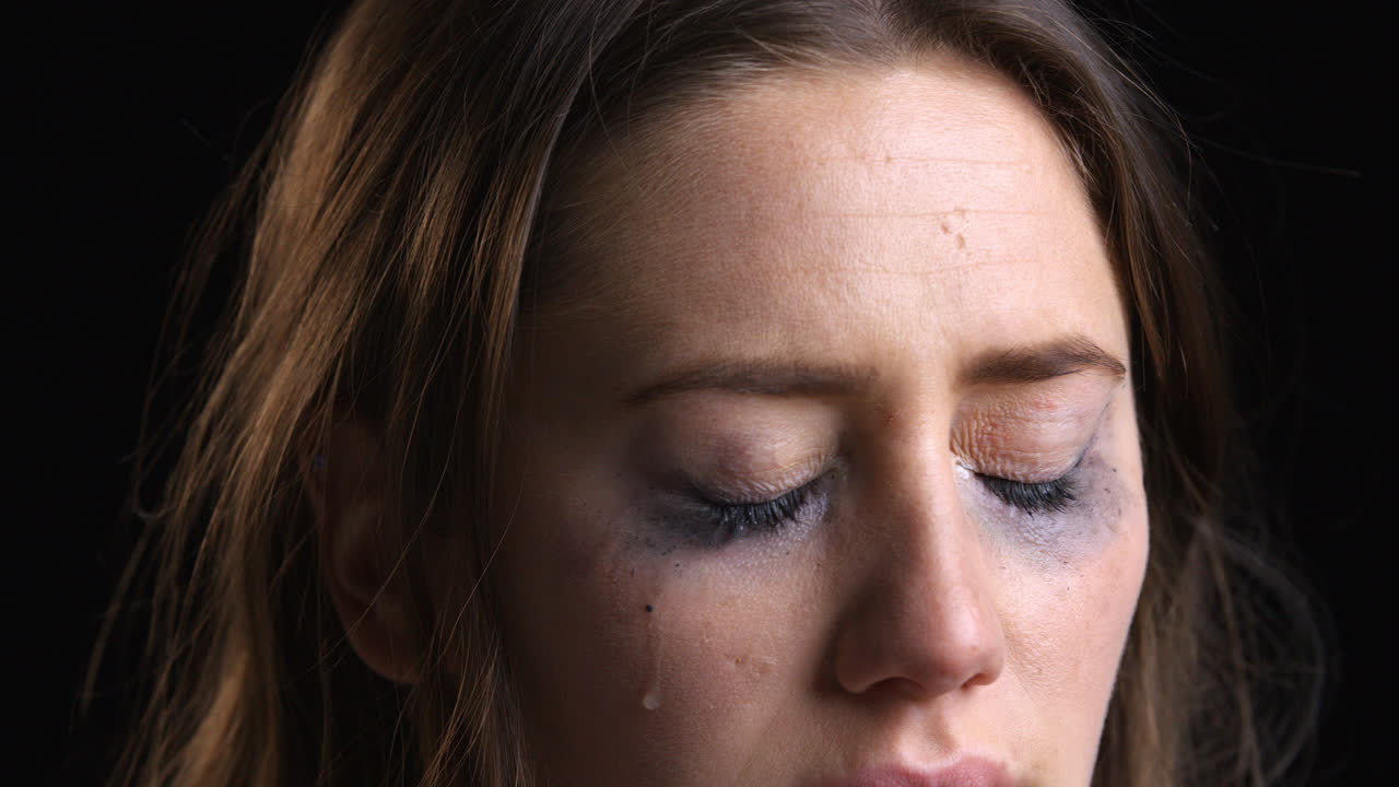 얼룩진 메이크업 으로 울고 있는 여자 의 스튜디오 초상화